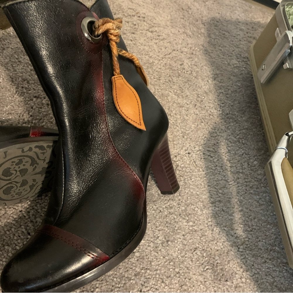 NWT L’Artiste boho boots with leather leaf and twisted rope, tanned leather